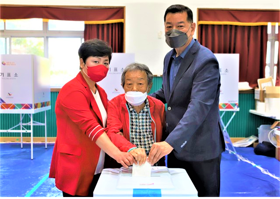 최원철(오른쪽) 후보와 부인 오혜영씨가 노모 백선희씨를 모시고 나와 함께 투표하고 있다.(충청신문 DB)