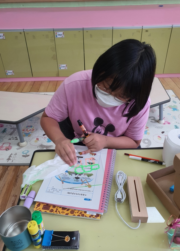 경천초등학교 한 어린이가 초록급식의 중요성을 그림그리기를 통해 익히고 있다.