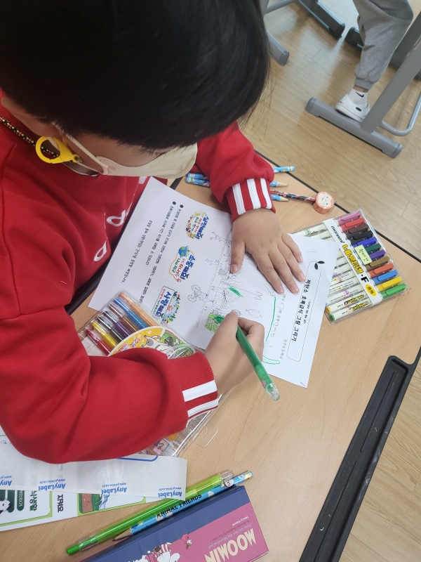 보령 성주초등학교 한 어린이가 고사리같은 손으로 초록급식을 주제로 한 그림을 그리고 있다.
