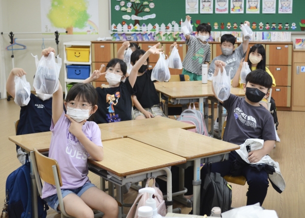 갈마초등학교 3학년 1반 학생들이 직접 만든 찹쌀고추장을 비닐에 넣어 들고 기념촬영을 하고 있다.(사진=노다은 기자)