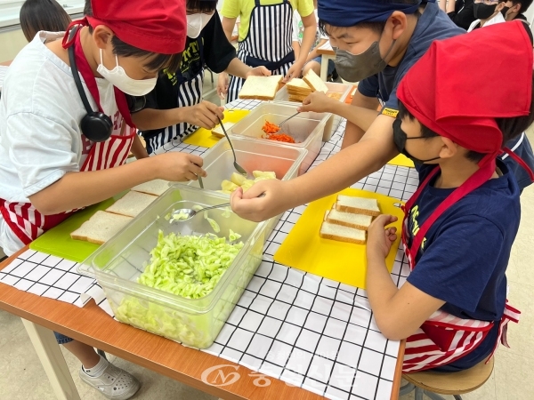 ▲ 서산초등학교 학생들이 야채를 이용해 샌드위치 만들기에 도전하고 있다.