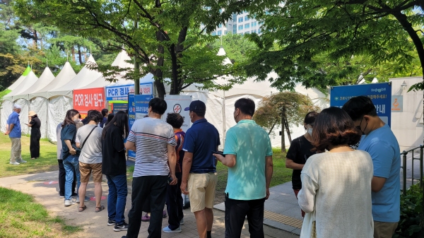 26일 오전 대전시청 임시선별검사소에 코로나19 검사를 받기 위한 시민들이 길게 줄을 서고 있다. (사진=권예진 기자)