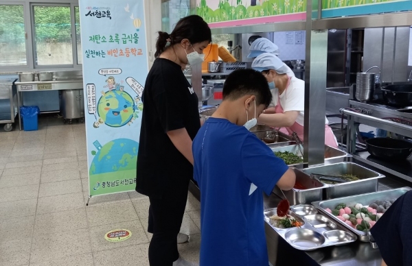 ▲ 서천 비인초등학교의 초록급식 배식 모습.
