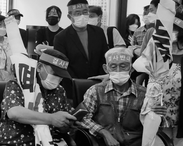 천안시를 찾아 5산단 폐기물 매립장설치를 강력하게 반대하고 나선 성남면 주민들 (사진=장선화 기자)