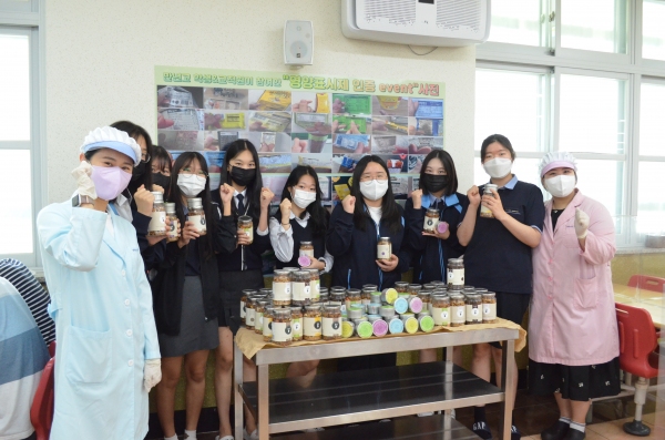 ▲ '영양표시제 인증 이벤트'에 참여한 학생들이 영양교사들과 함께 기념촬영을 하고 있다.(사진=노다은 기자)