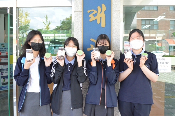 학생들이 ‘영양표시제 인증 이벤트’ 참여 부상으로 받은 간식을 양손에 들고 자랑하고 있다.(사진=노다은 기자)