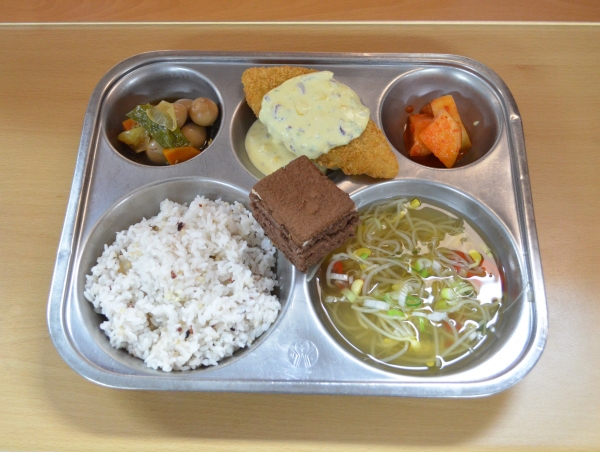 ▲  지난 10월 14일 대전두리중 중식으로 제공된 이소은 학생의 채식 식단 급식.(사진=노다은 기자)