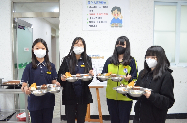 ▲  대전두리중 학생들이 친구가 제안한 채식 식단 급식을 들어 보이며 자랑하고 있다.(사진=노다은 기자)