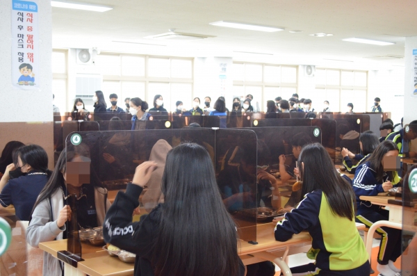 ▲  대전두리중 학생들이 채식 식단에 대해 거부감 없이 맛있게 밥을 먹고 있다.(사진=노다은 기자)