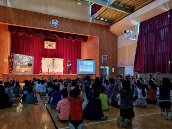 ▲ 대전비래초등학교는 세계 금연의 날인 지난 5월 31일 미래관에서 메타버스 흡연예방 교육을 실시했다.(사진=대전비래초 제공)