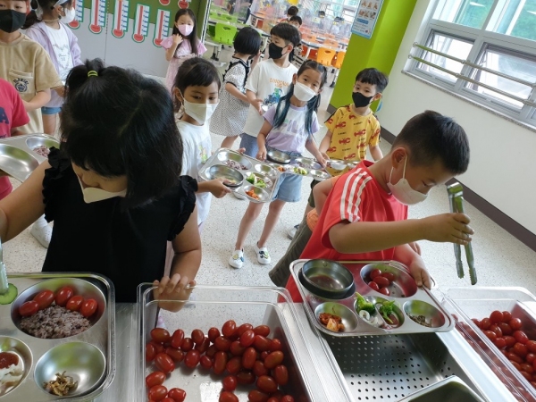 ▲ 대덕초등학교의 채소 자율배식대 모습.