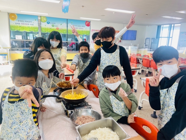 ▲ 홍성 금마초등학교에는 올해 3월부터 자발적으로 구성된 ‘지구 친구, 요리 동아리’가 활동하고 있다.