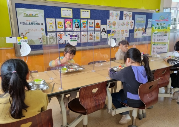 ▲ 예산 용동초등학교에서는 저탄소 초록급식 활성화 교육 주간 운영을 통해 행복한 교육급식을 실현하고 있다.