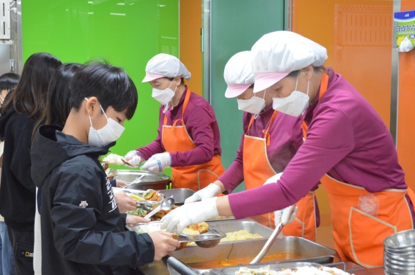 ▲ 대전매봉초등학교 학생들이 급식을 받고 있다. (사진=노다은 기자)