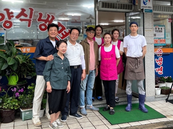 ▲ 식객 허영만 화백이 배우 성지루 씨와 함께 ‘백반기행’을 촬영하기 위해 한마음냉면을 찾았다.