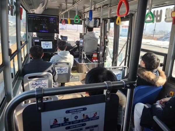 ▲ 27일 BRT 전용 자율주행버스 서비스를 전국 처음으로 시작했다. 사진은 아폴로750 BRT 버스가 낮 12시에 시민체험단에 가입한 첫 시승자들을 태우고 세종고속·시외버스터미널을 출발해 오송역으로 가고 있다. (사진=정완영 기자)