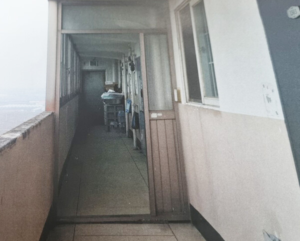 행정명령을 무시한 복도형아파트에 추가적 불법(사진=제보자 제공)