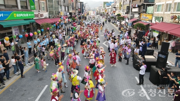 ▲ 지난 20일 열린 길놀이 퍼레이드에 품바 복장을 한 참가자 1000여명이 참여했다. (사진=음성군 제공)
