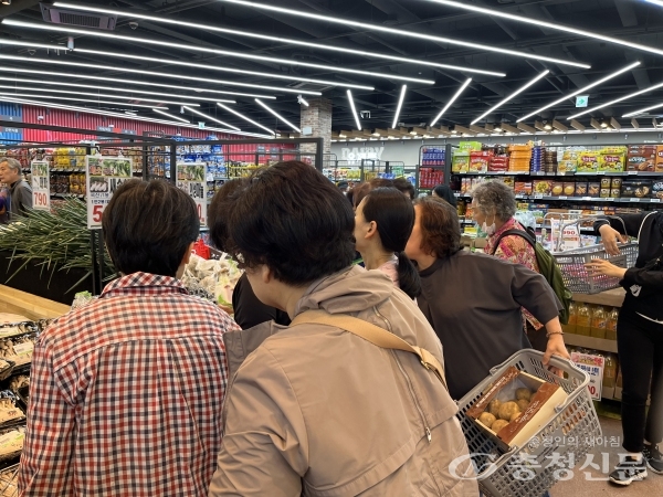 ▲  전단지 할인 상품 판매 코너에 소비자들이 몰려 있다. (사진=한은혜 기자)