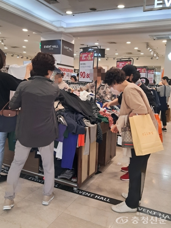 ▲ 대전의 한 대형마트 의류 시즌상품 매대에 소비자들이 몰려 있다. (사진=한은혜 기자)