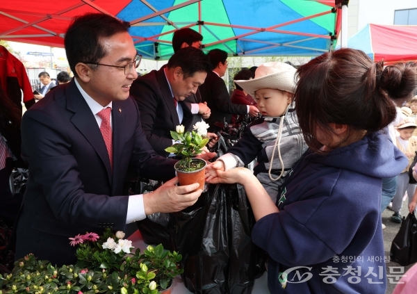 ▲ 꽃 나무를 나눠주고 있는 박희조 대전 동구청장.(사진= 동구 제공)