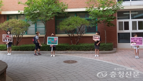 ▲ 대전글꽃초 학생들이 등굣길 흡연예방 캠페인을 벌이고 있다. (사진=대전글꽃초 제공)