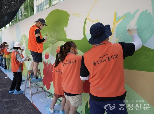 ▲ 한국타이어 임직원들이 벽화 그리기 봉사활동을 진행하고 있다.