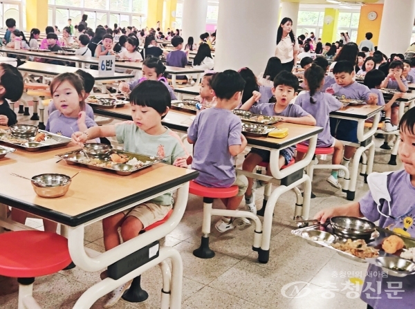 ▲ 오전 10시 40분부터 점심 배식 중인 천안의 한 초등학교 (사진= 장선화 기자)