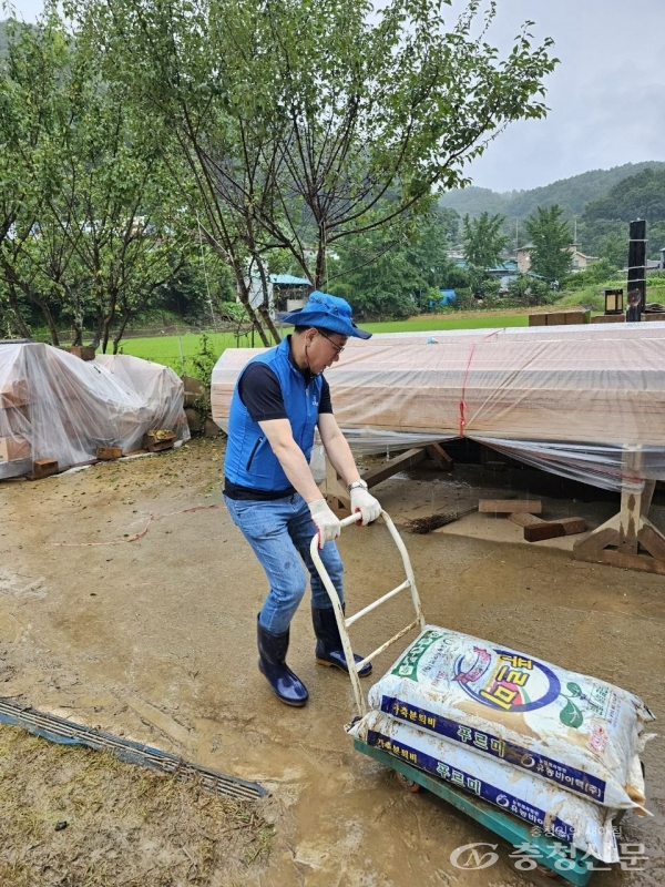 지난 23일 이재관 전 천안시장후보가 공주지역 수해복구 봉사활동에 참여했다. (사진=더불어민주당 제공)