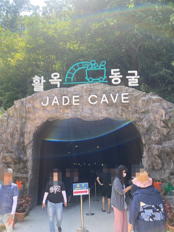더위를 피해 동굴을 찾은 관광객들. 사진- 김미연 