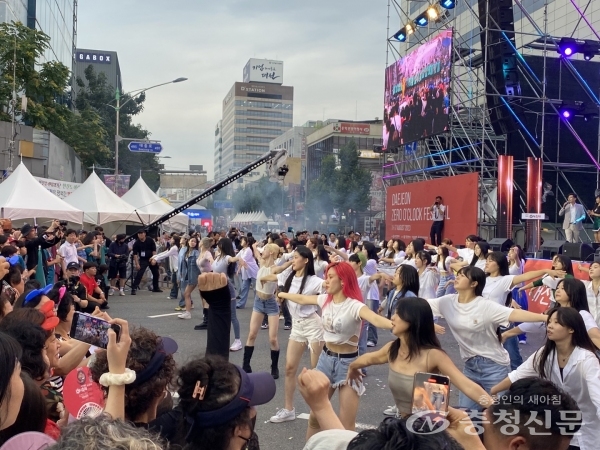 ▲ 11일 대전시민들이 대전부르스에 맞춰 플래시몹 댄스를 추고 있다.(사진= 우혜인 기자)
