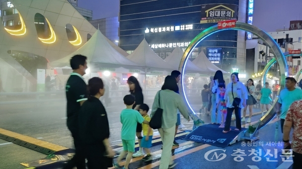 ▲ 11일 대전 0시 축제를 찾은 시민들이 목척교 부근에 설치된 쿨링포그를 지나가고 있다. (사진=고지은 기자)
