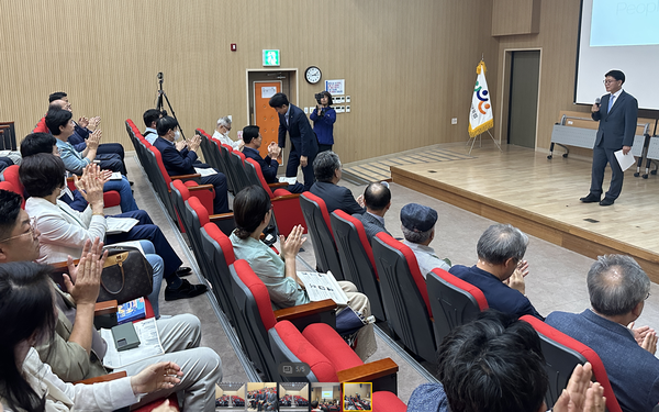 ‘천안의 정체성과 도시발전’ 토론회를 진행하고 있는 이재관 이사장