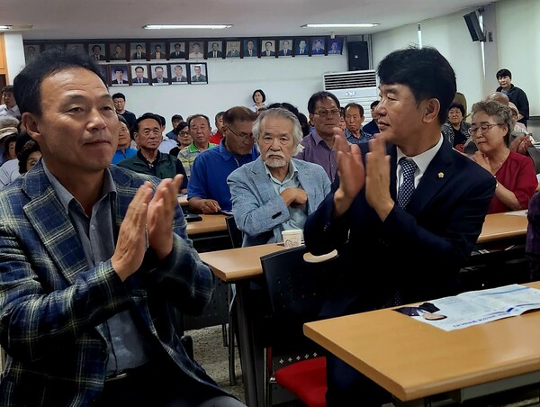 100여명의 내빈분들을 박수로 인사하는 문진석 의원(사진=장선화 기자)