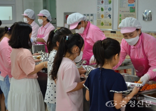▲  지난 12일 학생들이 급식을 배식받고 있다. (사진=김의영 기자)