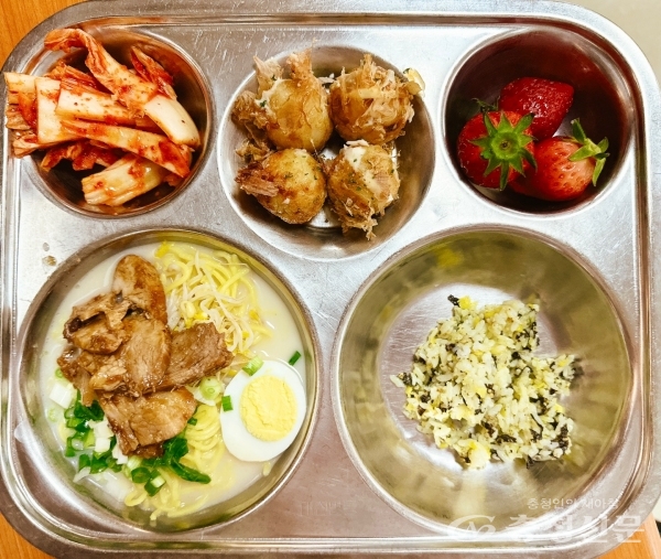 ▲  대전변동초의 ‘세계음식문화의 날’ 일본테마 급식. (사진=변동초 제공)