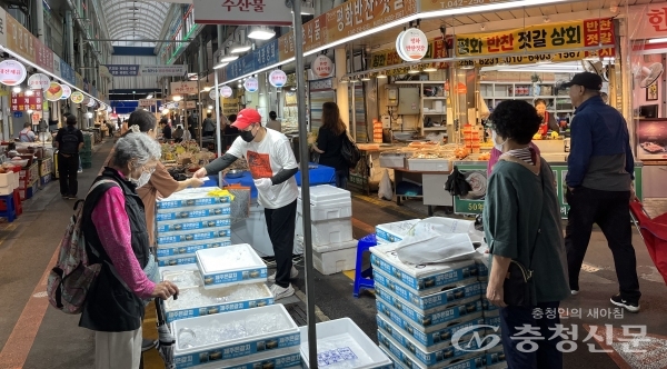 ▲ 24일 대전 중앙시장에서 소비자들이 수산물을 둘러보고 있다. (사진=한은혜 기자)