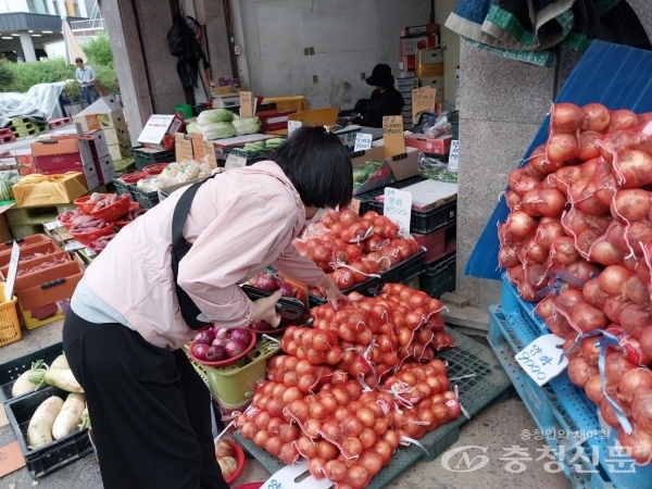 ▲ 24일 대전 도마큰시장에서 소비자가 채소를 둘러보고 있다. (사진=한은혜 기자)