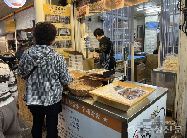 ▲ 24일 대전 중앙시장에서 한 소비자가 추석 강정 선물세트를 주문하고 있다. (사진=한은혜 기자)
