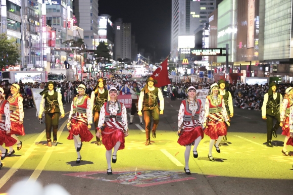 ‘천안흥타령춤축제2022’에 참가한 국제팀이 거리댄스 퍼레이드를 하고 있다.(사진=천안시 제공)