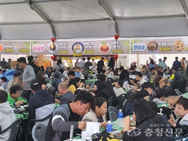 2023계룡군문화축제 현장 향토음식점을 찾은 관람객들. (사진=김용배 기자)