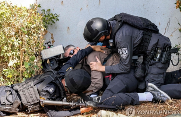 하마스 공습 속 취재기자 보호하는 이스라엘 경찰