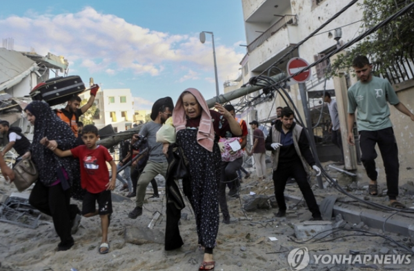 이스라엘 공습에 대피하는 가자지구 가족들