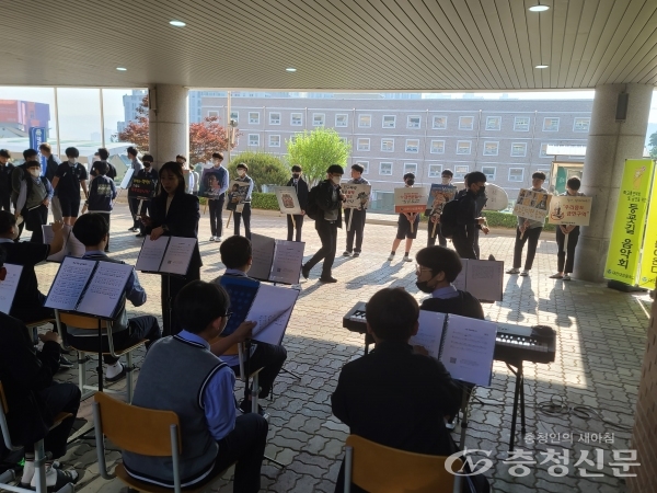 ▲ 대전대성중 학생들이 등굣길 음악회를 진행하고 있다. (사진=대전대성중 제공)