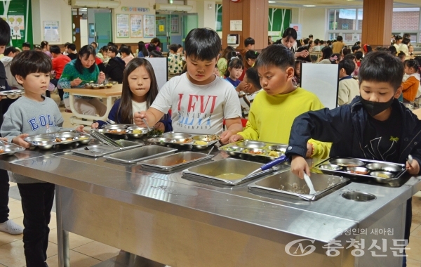 ▲  흥도초 학생들이 추가 자율배식을 하고 있다. (사진=김의영 기자)