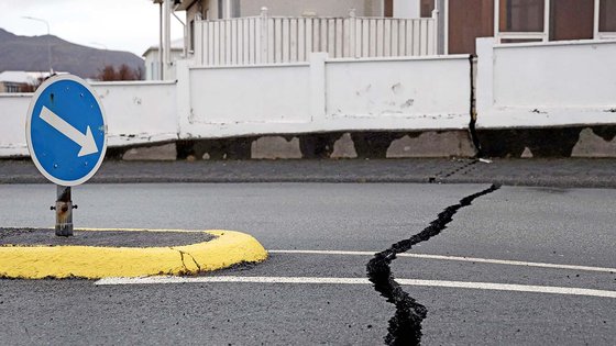 지난 11일(현지시간) 아이슬란드 그린다비크의 한 도로가 화산 활동으로 갈라져 있다. (연합뉴스)
