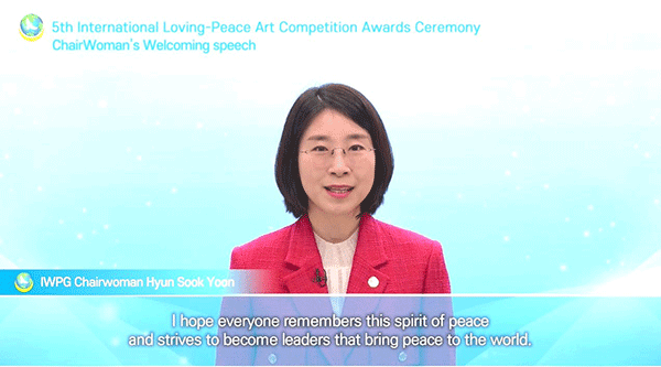 윤현숙-㈔세계여성평화그룹(IWPG)-대표가 제5회 평화사랑 그림그리기 국제대회 본선 시상식에서 인사말을 하고 있다