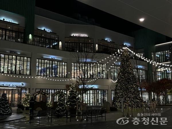 ▲ 21일 대전현대프리미엄 아울렛 1층 중앙광장에 설치된 크리스마스트리. (사진=한은혜 기자)