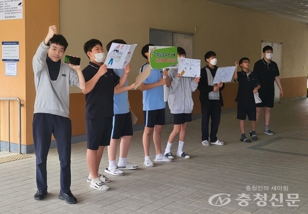 ▲ 대전정림중 학생들이 흡연 예방 피켓을 만들고 아침 등교 시간 캠페인을 벌이고 있다. (사진=대전정림중 제공)