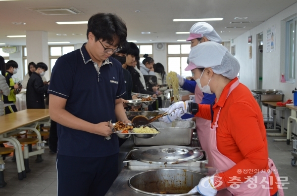 ▲ 지난 11월 15일 대전두리중 학생들이 학생 제안 급식을 받고 있다. (사진=김의영 기자)